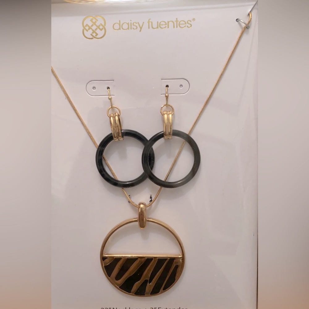 Daisy fuentes necklace set gold and Black